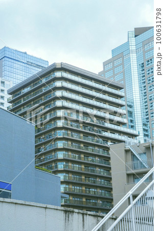 東京都新宿区のマンションやオフィス街の高層ビルが立ち並ぶ風景 東京都新宿区のマンションやオフィス街の高層ビルが立ち並ぶ風景 100631798