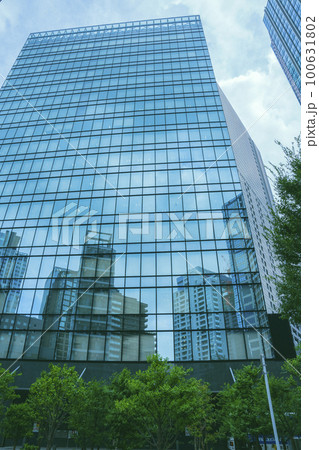 東京都新宿区のマンションやオフィス街の高層ビルが立ち並ぶ風景 東京都新宿区のマンションやオフィス街の高層ビルが立ち並ぶ風景 100631802