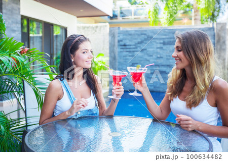Two women with cocktails 100634482