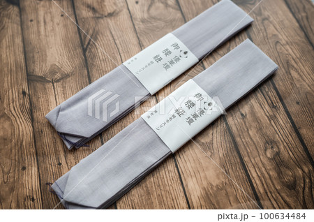 2本のグレーの腰紐 着物 100634484