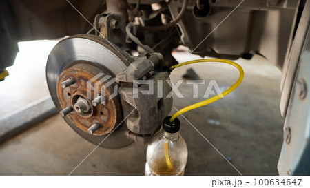 Automatic change of brake fluid in a car service. Automatic change of brake fluid in a car service. 100634647