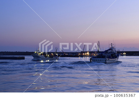 早春の北海道八雲町で夜明けの落部漁港の風景を撮影 早春の北海道八雲町で夜明けの落部漁港の風景を撮影 100635367