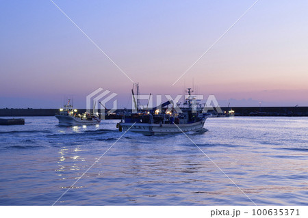 早春の北海道八雲町で夜明けの落部漁港の風景を撮影 100635371