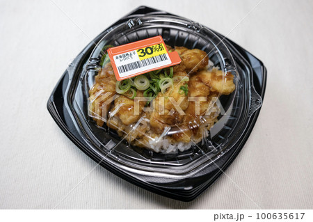 30%引きのお弁当「鶏天丼」 30%引きのお弁当「鶏天丼」 100635617