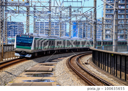 魅力的なカーブと通過する新幹線や在来線電車 魅力的なカーブと通過する新幹線や在来線電車 100635655