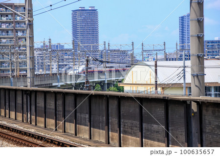魅力的なカーブと通過する新幹線や在来線電車 100635657