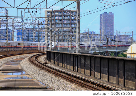 魅力的なカーブと通過する新幹線や在来線電車 魅力的なカーブと通過する新幹線や在来線電車 100635658