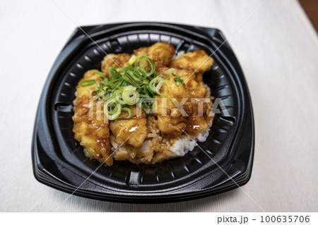 スーパーのお惣菜弁当「鶏天丼」 100635706