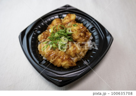 スーパーのお惣菜弁当「鶏天丼」 スーパーのお惣菜弁当「鶏天丼」 100635708