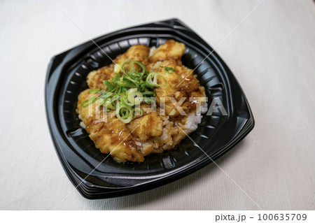 スーパーのお惣菜弁当「鶏天丼」 スーパーのお惣菜弁当「鶏天丼」 100635709