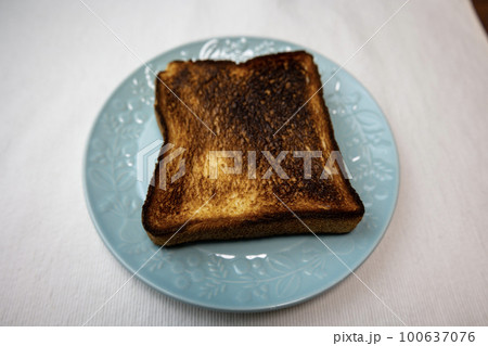 焼きすぎて焦げた食パン 100637076