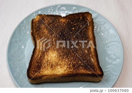 焼きすぎて焦げた食パン 焼きすぎて焦げた食パン 100637080