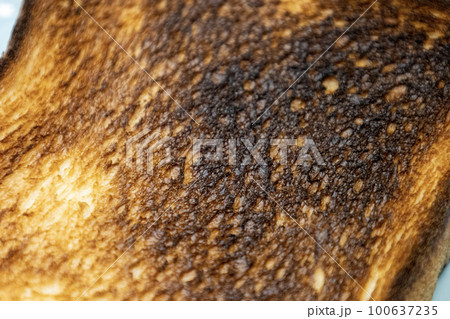 焼きすぎて焦げた食パンのクローズアップ 100637235