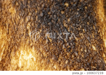 焼きすぎて焦げた食パンのクローズアップ 100637239