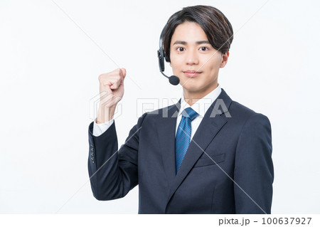 ガッツポーズをする若い男性オペレーター ガッツポーズをする若い男性オペレーター 100637927