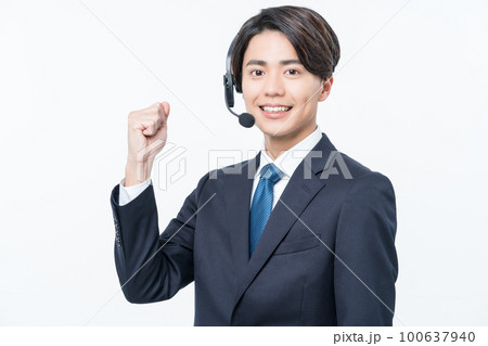 ガッツポーズをする若い男性オペレーター 100637940