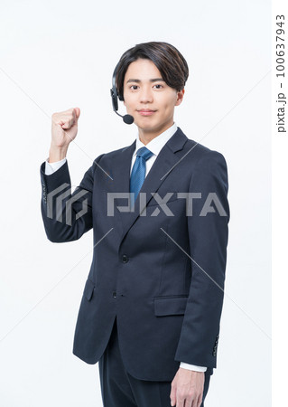 ガッツポーズをする若い男性オペレーター ガッツポーズをする若い男性オペレーター 100637943