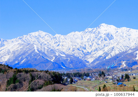 4月の白馬村 麗しき北アルプス 白馬村と冠雪の北アルプス 4月の白馬村 麗しき北アルプス 白馬村と冠雪の北アルプス 100637944