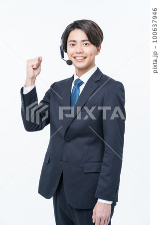 ガッツポーズをする若い男性オペレーター ガッツポーズをする若い男性オペレーター 100637946