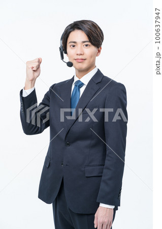 ガッツポーズをする若い男性オペレーター ガッツポーズをする若い男性オペレーター 100637947