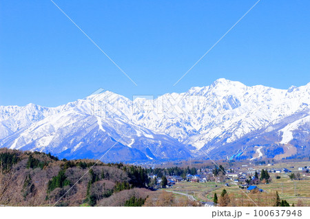 4月の白馬村　　麗しき北アルプス　  　　白馬村と冠雪の北アルプス　　 100637948