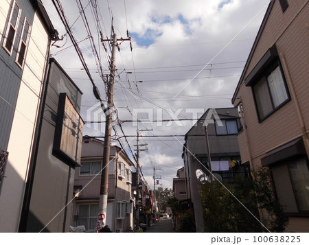 曇り空の下に広がる日本の住宅街と電柱・電線の街並み 曇り空の下に広がる日本の住宅街と電柱・電線の街並み 100638225