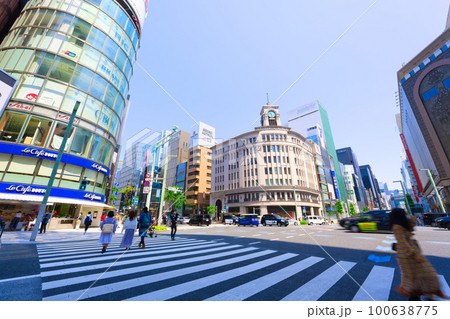 【東京都】5月・ゴールデンウイーク到来、爽やかな青空と緑が美しい新録の東京駅に到着し銀座を観光する 【東京都】5月・ゴールデンウイーク到来、爽やかな青空と緑が美しい新録の東京駅に到着し銀座を観光する 100638775