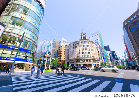 【東京都】5月・ゴールデンウイーク到来、爽やかな青空と緑が美しい新録の東京駅に到着し銀座を観光する 100638776