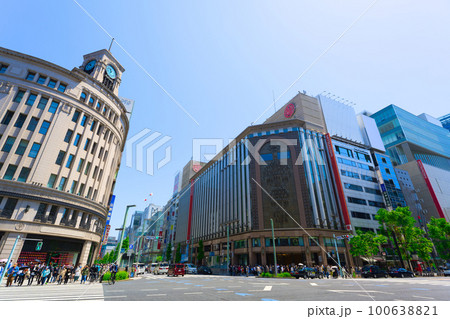 【東京都】5月・ゴールデンウイーク到来、爽やかな青空と緑が美しい新録の東京駅に到着し銀座を観光する 100638821
