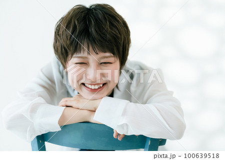 若い女性の笑顔のポートレート 若い女性の笑顔のポートレート 100639518