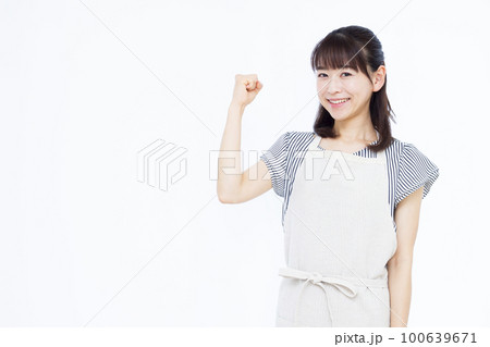 ガッツポーズをしている30代の主婦 100639671