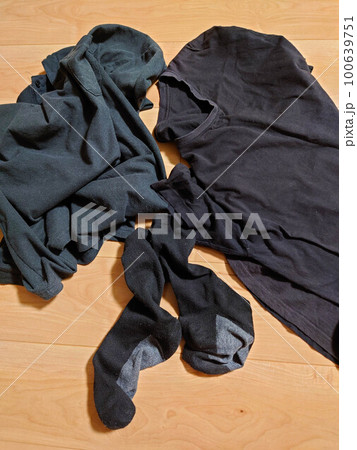 散らかった服 100639751