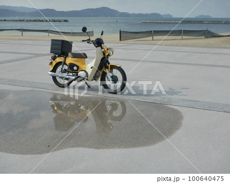 カブで海辺へ 100640475