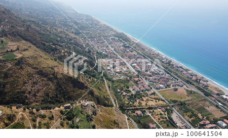 View of the Thyrrenean coast from Fiumefreddo Bruzio, Italy 100641504