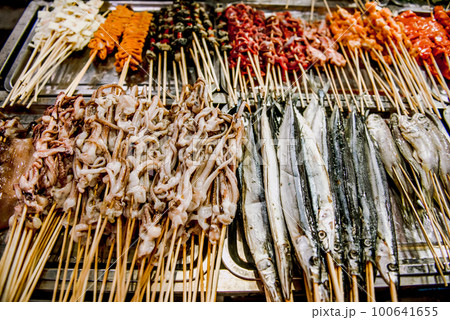 Street for tourists, traditional street food 100641655