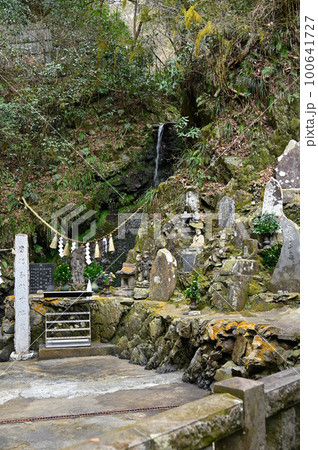高尾山の琵琶滝 100641727