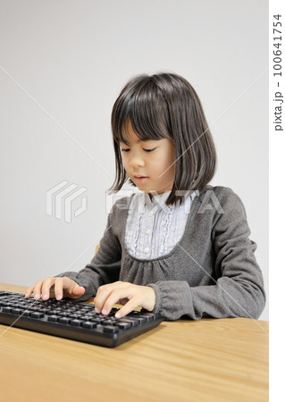 キーボードを打つ女子小学生 (8歳) 100641754