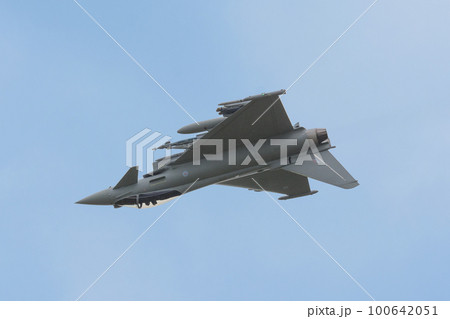 イギリス空軍タイフーンFGR4バレルロール 100642051