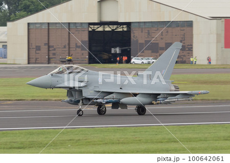 イギリス空軍タイフーンFGR4着陸 イギリス空軍タイフーンFGR4着陸 100642061