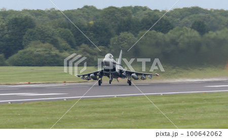イギリス空軍タイフーンFGR4離陸 イギリス空軍タイフーンFGR4離陸 100642062