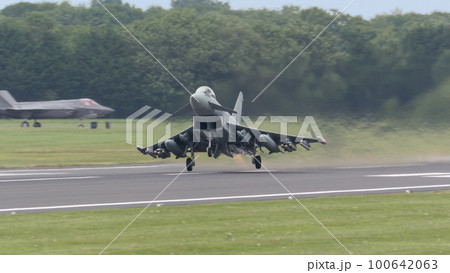イギリス空軍タイフーンFGR4離陸 イギリス空軍タイフーンFGR4離陸 100642063