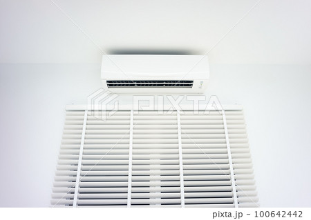 Venetian blind and air conditioner. Venetian blind and air conditioner. 100642442