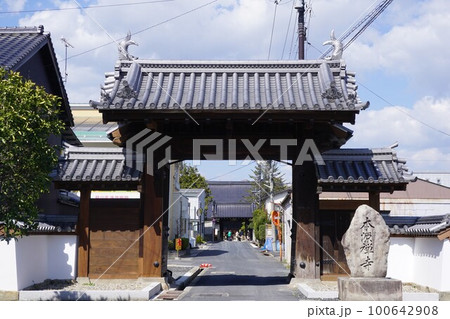 岡山県津山市にある臨済宗妙心寺派の寺院「本源寺」:山門(津山藩森家の菩提寺) 岡山県津山市にある臨済宗妙心寺派の寺院「本源寺」:山門(津山藩森家の菩提寺) 100642908