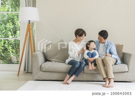 3人家族　ポートレート 100643003
