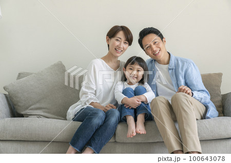 3人家族 両親と小学校低学年の女の子 3人家族 両親と小学校低学年の女の子 100643078
