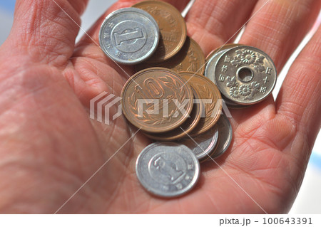 手に持った日本円の硬貨 手に持った日本円の硬貨 100643391