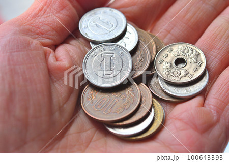 手に持った日本円の硬貨 手に持った日本円の硬貨 100643393