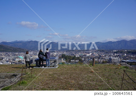 岡山県津山市にあるさくら名所100選のひとつ「鶴山公園（津山城趾）」：粟積櫓跡から津山市街を望む 100643561
