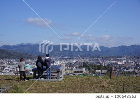 岡山県津山市にあるさくら名所100選のひとつ「鶴山公園(津山城趾)」:粟積櫓跡から津山市街を望む 岡山県津山市にあるさくら名所100選のひとつ「鶴山公園(津山城趾)」:粟積櫓跡から津山市街を望む 100643562