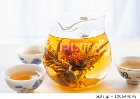 サーバーに入った綺麗な中国花茶 サーバーに入った綺麗な中国花茶 100644048